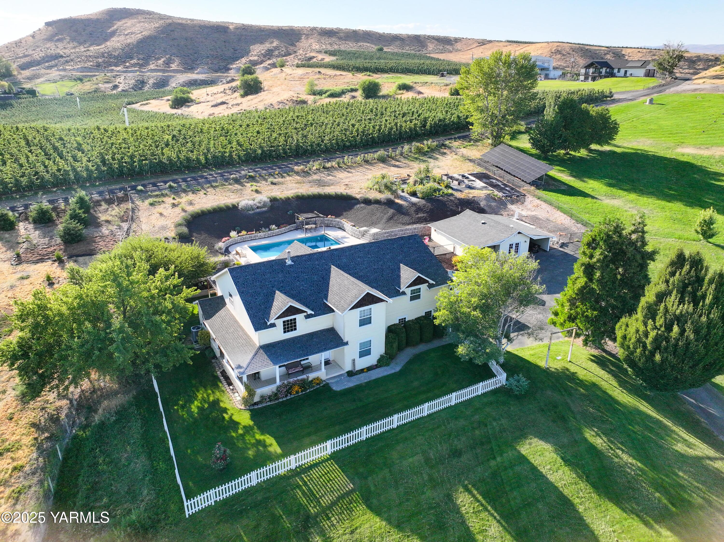 620 Tibbling Road Selah, WA 98942 - Photo 50 of 60 an aerial view of residential houses with outdoor space and river