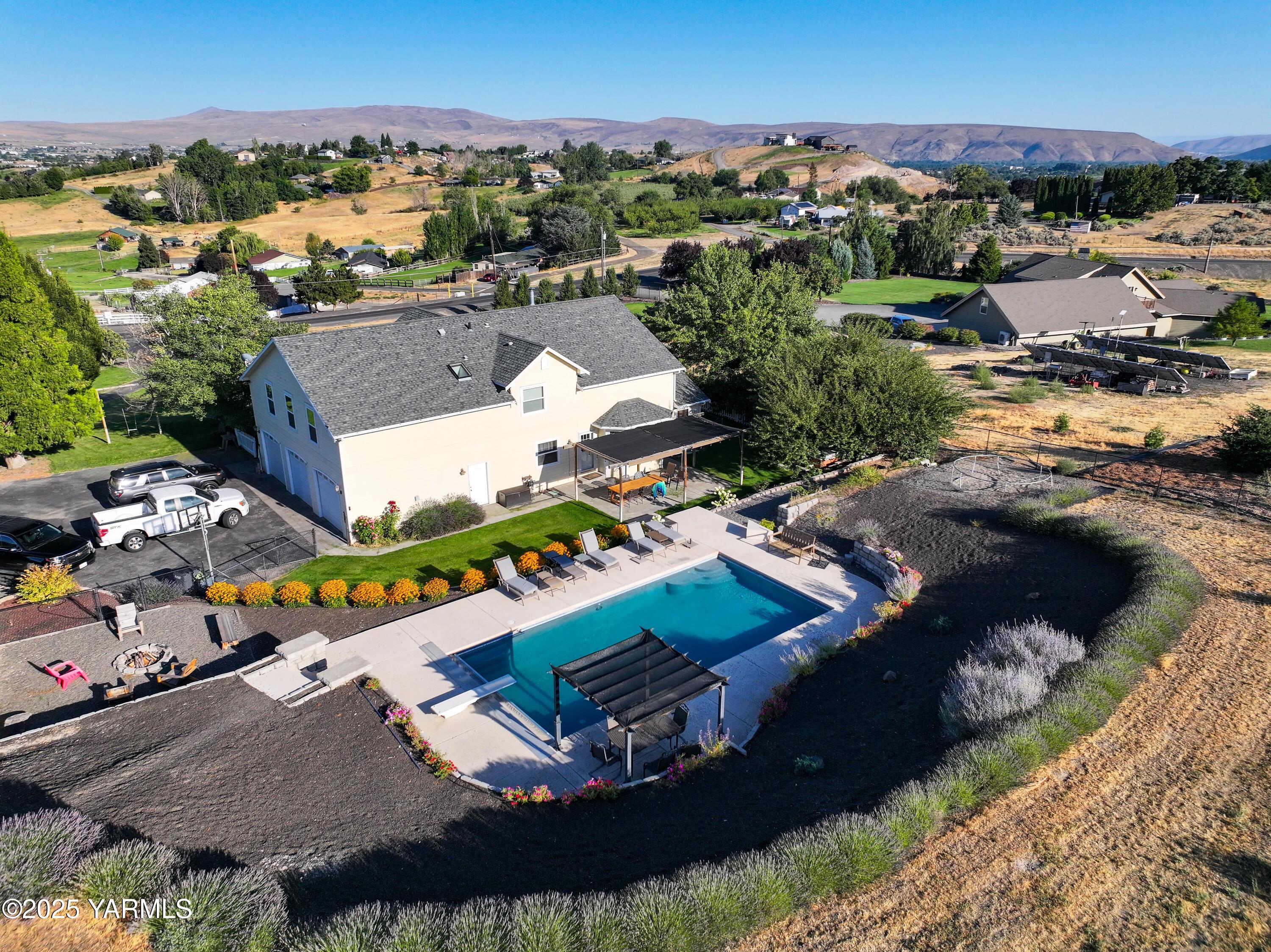 620 Tibbling Road Selah, WA 98942 - Photo 53 of 60 an aerial view of a house a yard and mountain view in back