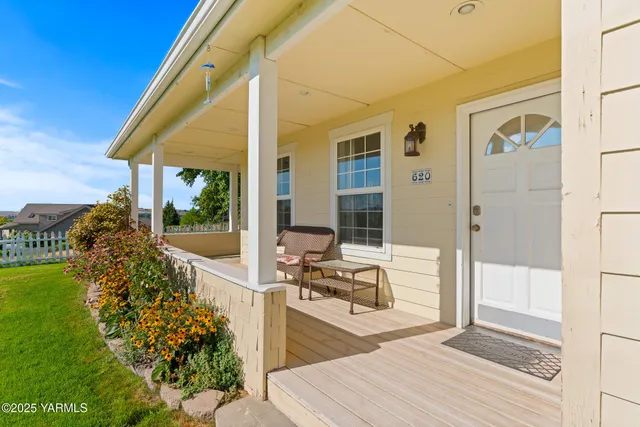 a view of a house with backyard