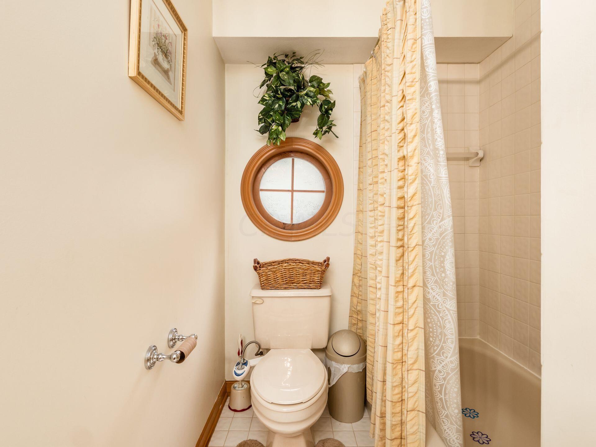 388 Beecher Road Columbus, OH 43230 - Photo 34 of 71 Hall Bathroom