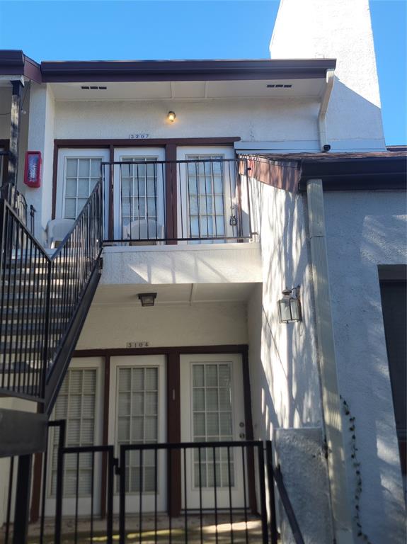 13217 Emily Road, Unit 3207 Dallas, TX 75240 - Photo 3 of 5 a view of entryway with a front door