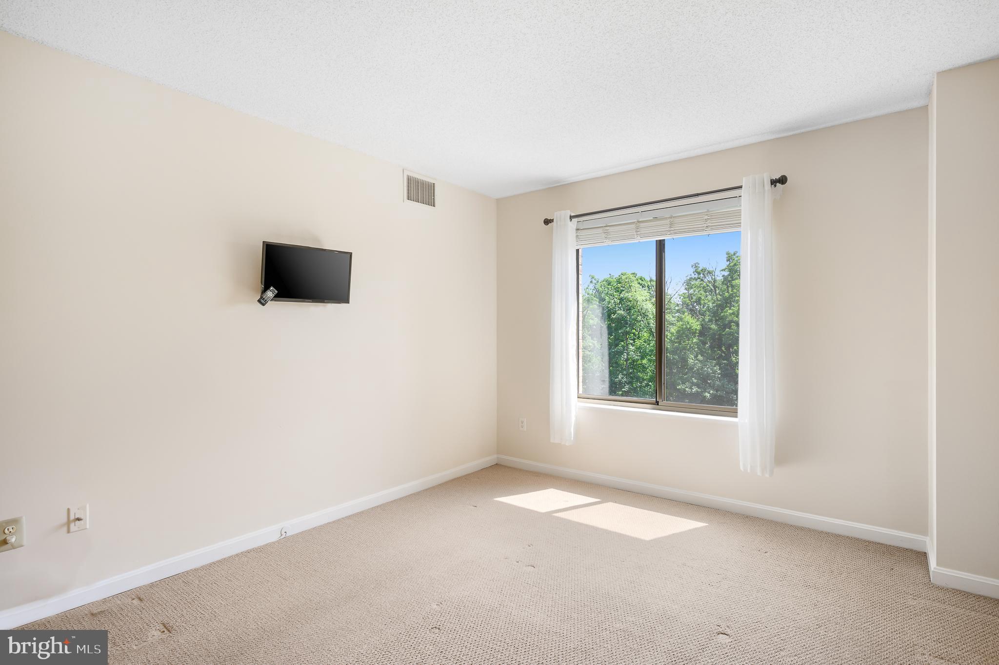 19385 Cypress Ridge Terrace, Unit 519 Leesburg, VA 20176 - Photo 17 of 43 Owner's Bedroom
