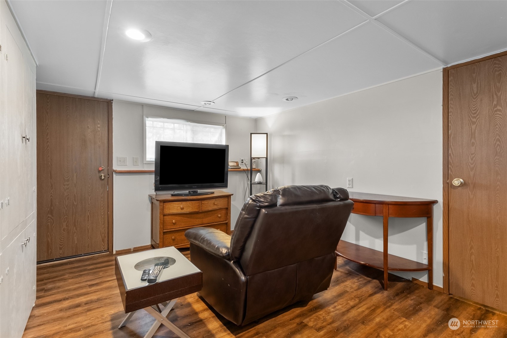 1501 Eagle Ridge Drive South, Unit G5 Renton, WA 98055 - Photo 20 of 23 a living room with furniture and a flat screen tv