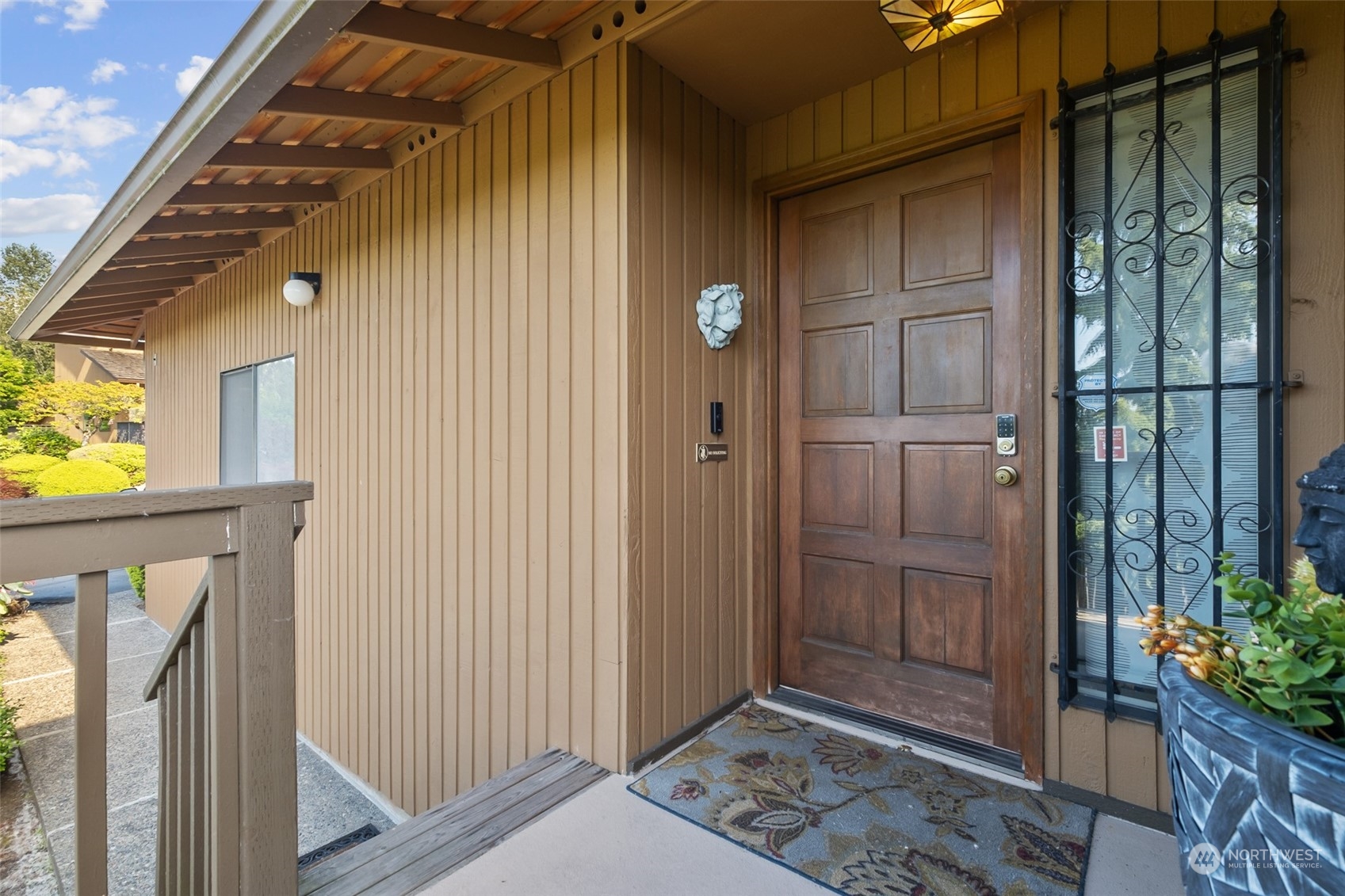 1501 Eagle Ridge Drive South, Unit G5 Renton, WA 98055 - Photo 2 of 23 a view of entryway with a flower pot