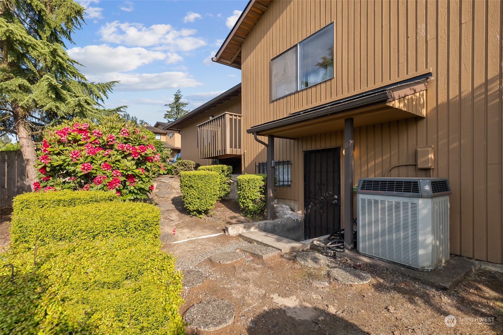 1501 Eagle Ridge Drive South, Unit G5 Renton, WA 98055 - Photo 22 of 23 a bunch of flowers outside the house