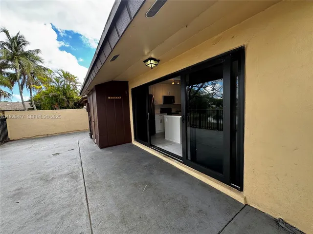 a view of entryway with a room