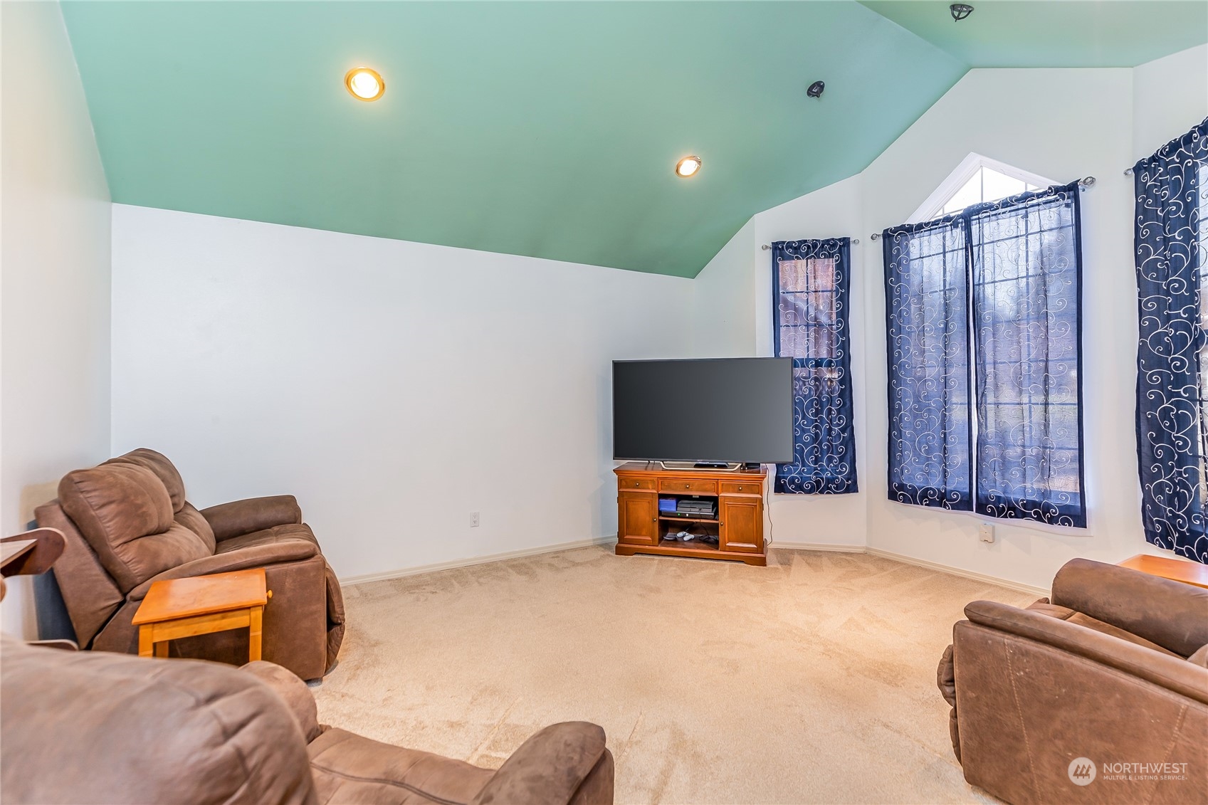 24 157th Place Southeast Bothell, WA 98012 - Photo 11 of 27 a living room with furniture