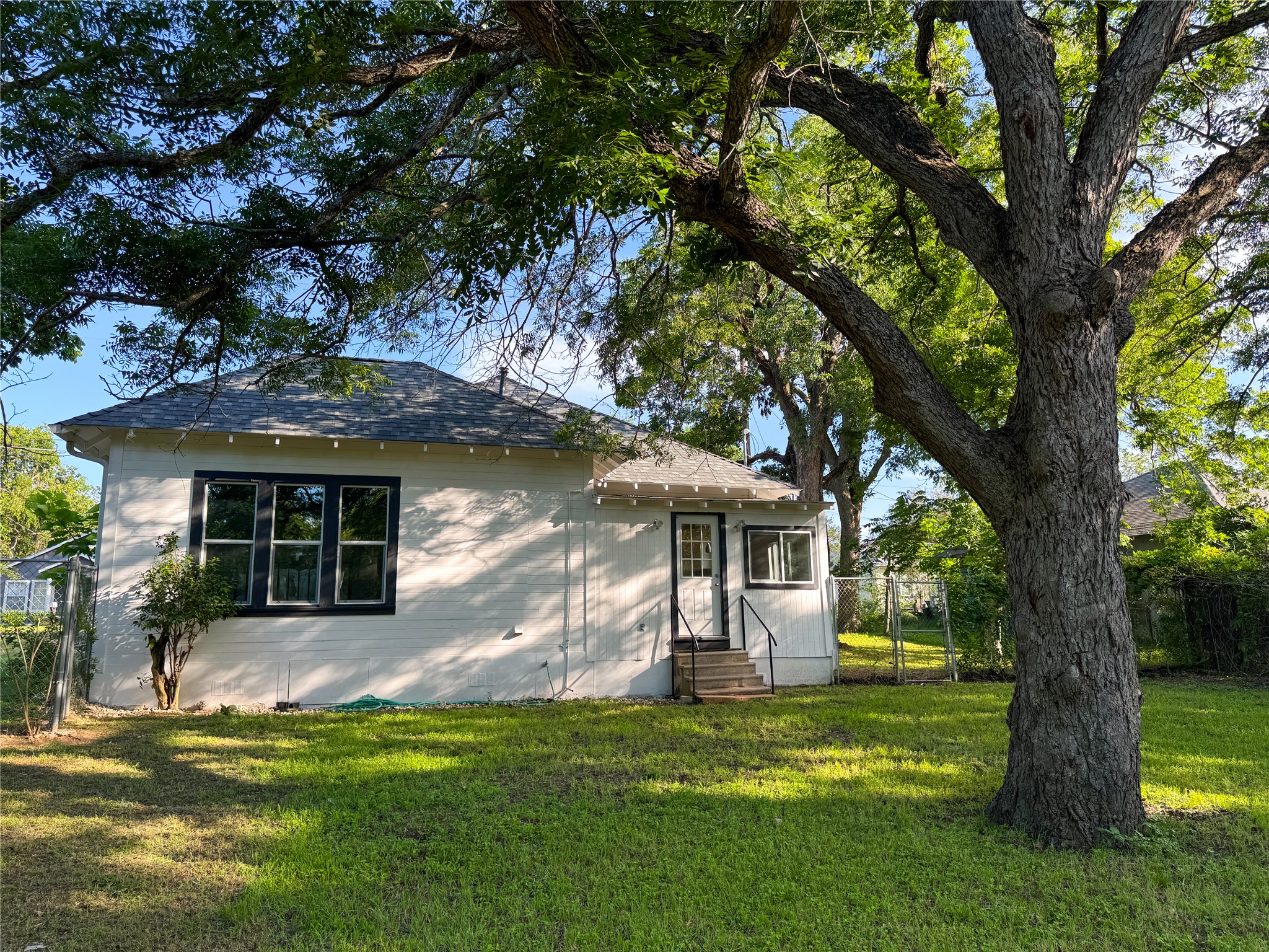 302 East Brenham Street Elgin, TX 78621 - Photo 35 of 38