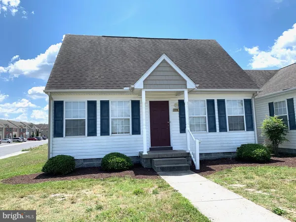 a view of a house with yard