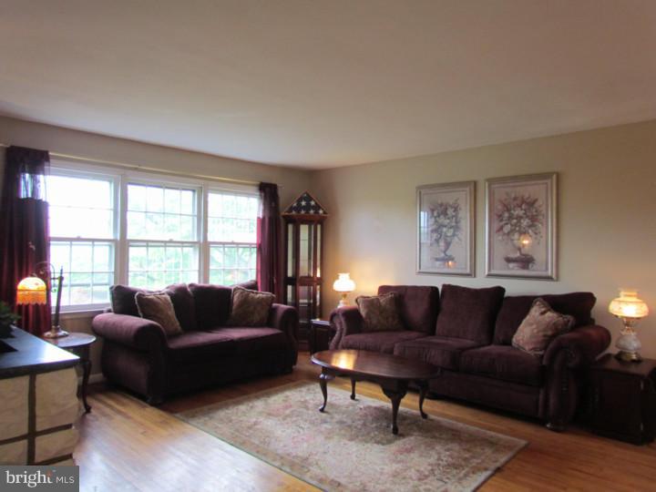 955 Newtown Road Warminster, PA 18974 - Photo 5 of 25 Living Room