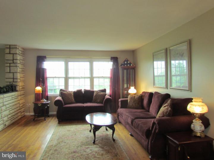 955 Newtown Road Warminster, PA 18974 - Photo 6 of 25 Living Room