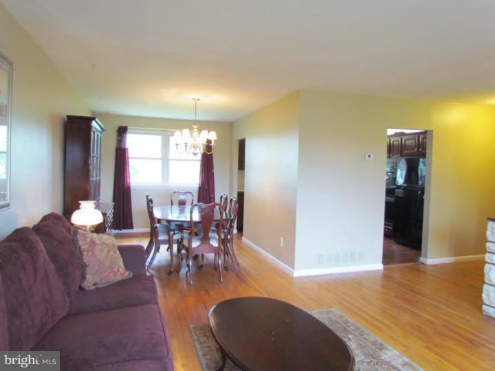 955 Newtown Road Warminster, PA 18974 - Photo 7 of 25 Living Room