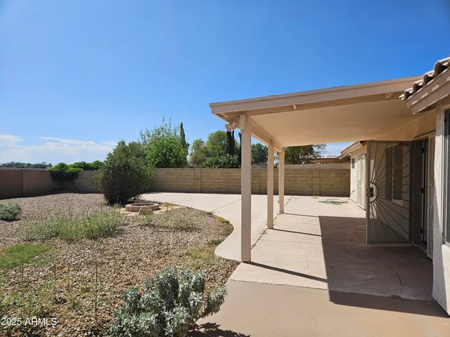 a view of a backyard