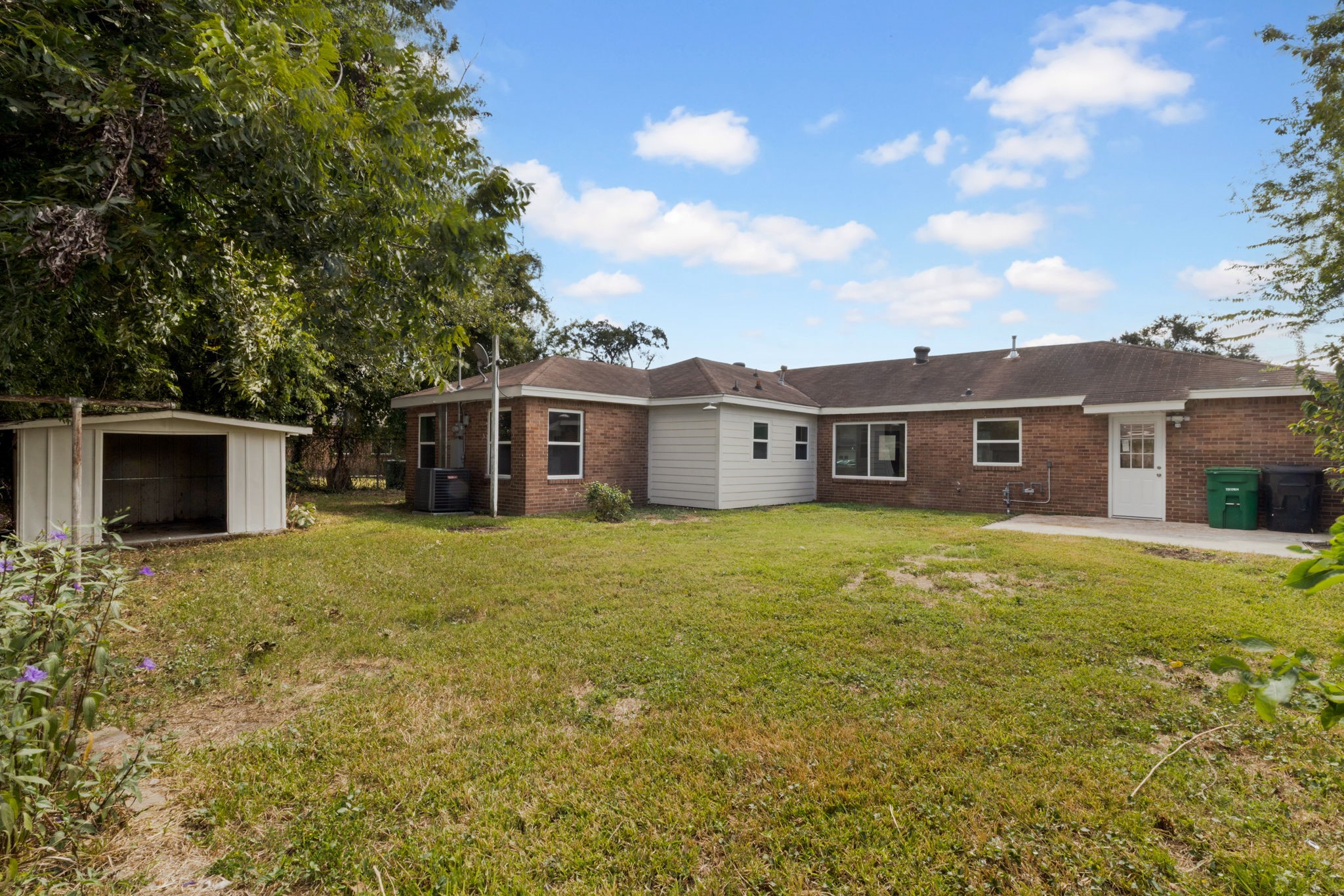3511 Arbor Street Houston, TX 77004 - Photo 16 of 17 a front view of a house with a garden