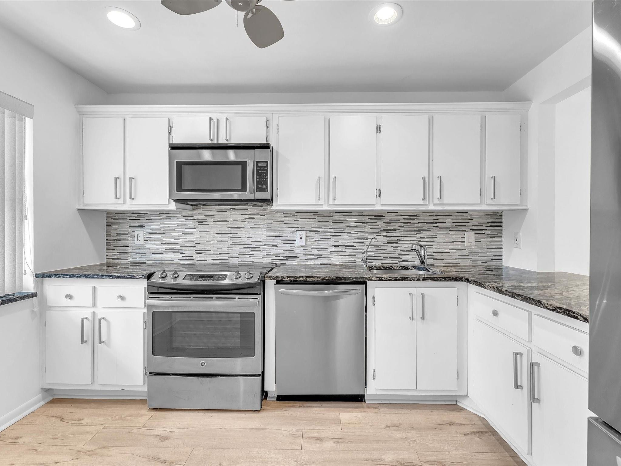 9290 Vista Del Lago, Unit E Boca Raton, FL 33428 - Photo 14 of 39 Kitchen with granite countertops