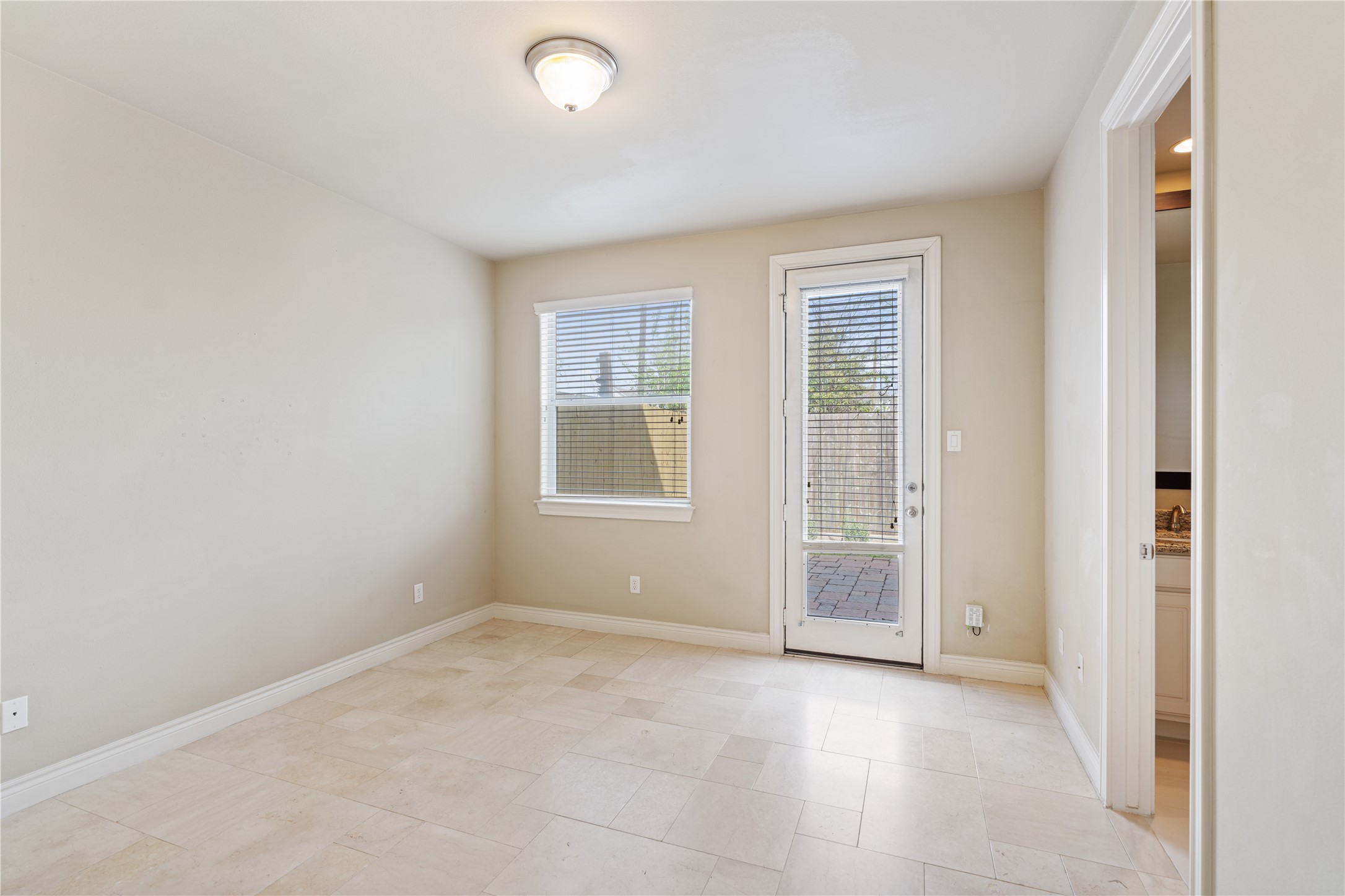 2830 Sherwin Street Houston, TX 77007 - Photo 6 of 26 Additional view of downstairs secondary bedroom, without furnishings.