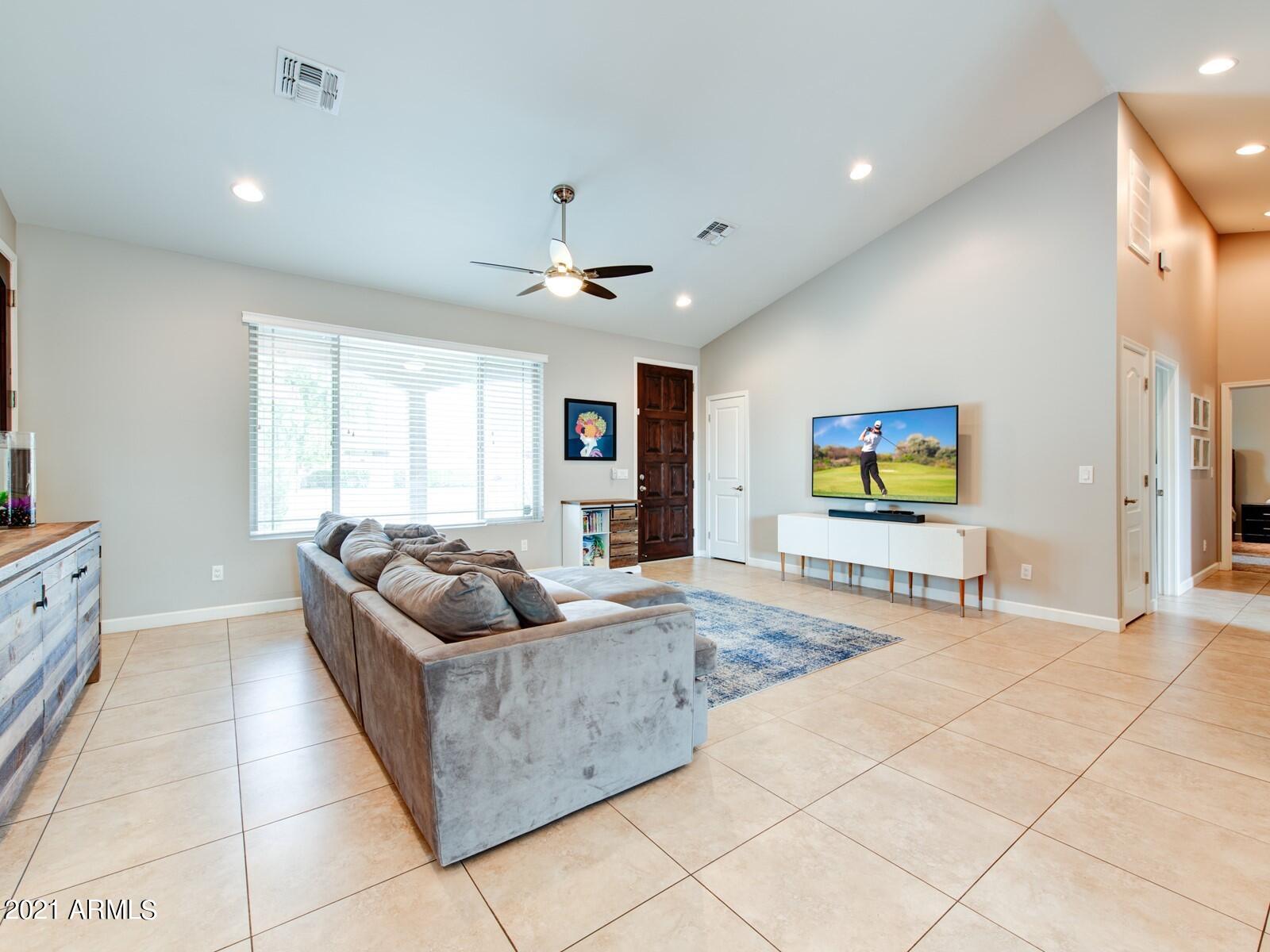 3627 East Piccadilly Road Phoenix, AZ 85018 - Photo 5 of 26 Great Room 3