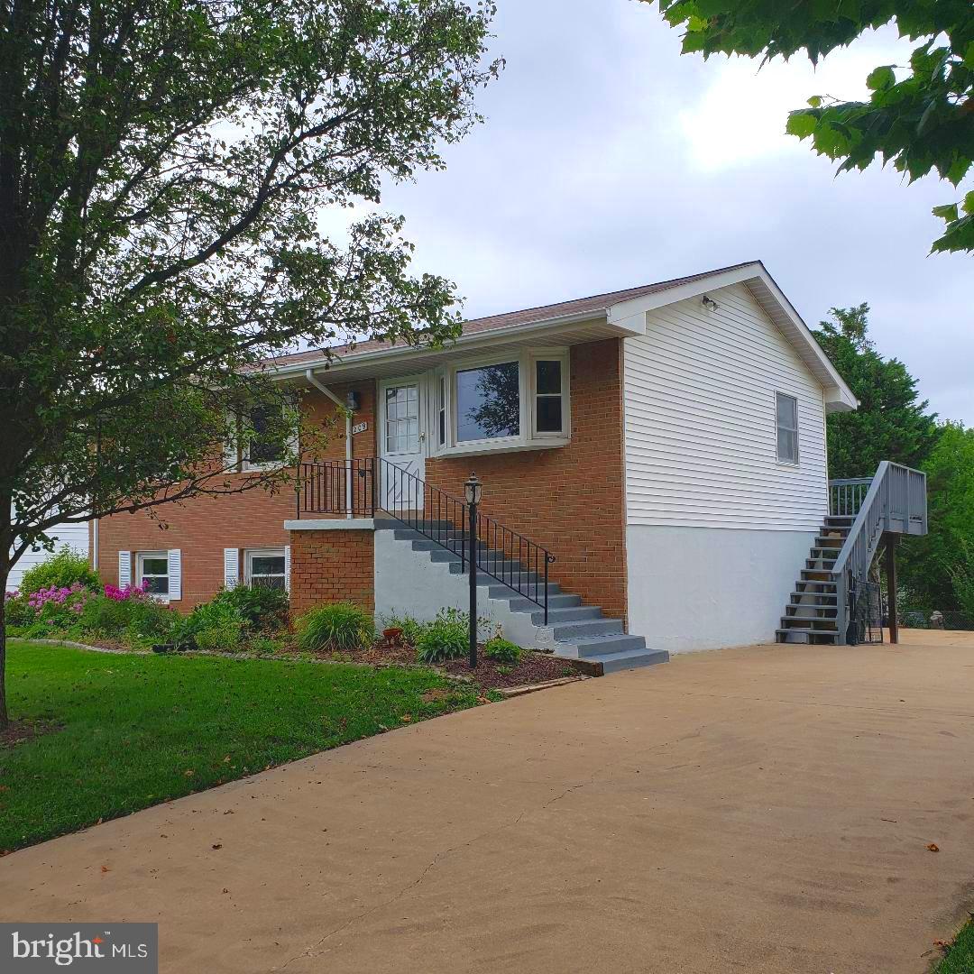 209 Williamsburg Road Sterling, VA 20164 - Photo 2 of 37 Front