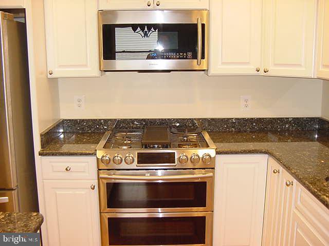 209 Williamsburg Road Sterling, VA 20164 - Photo 5 of 37 Gourmet Kitchen w/ Stainless & Granite
