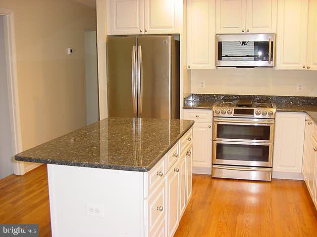 209 Williamsburg Road Sterling, VA 20164 - Photo 6 of 37 Kitchen Island