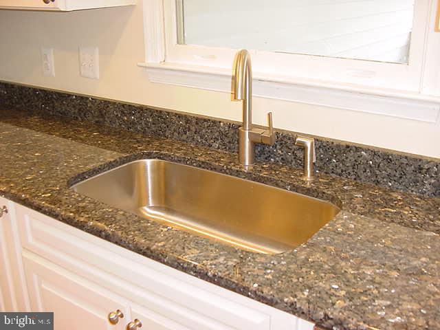 209 Williamsburg Road Sterling, VA 20164 - Photo 8 of 37 Granite Countertops