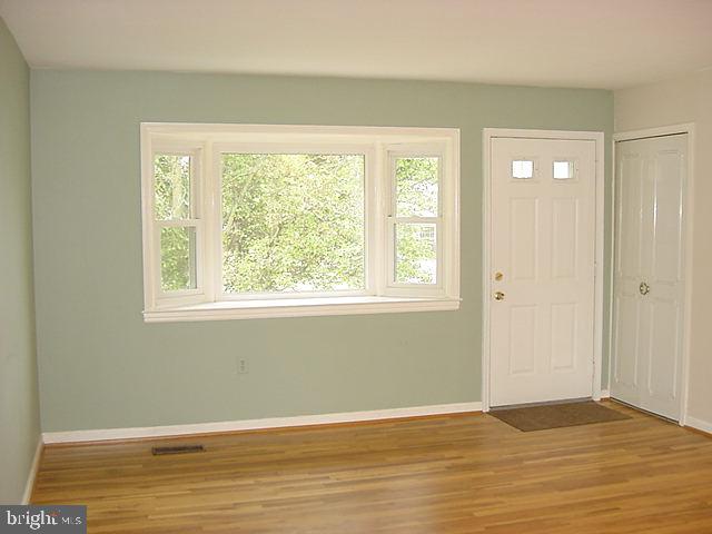 209 Williamsburg Road Sterling, VA 20164 - Photo 9 of 37 Living Room