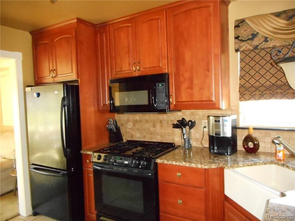 17544 Clark Street Riverview, MI 48193 - Photo 16 of 61 STUNNING KITCHEN