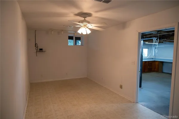 a view of empty room with window