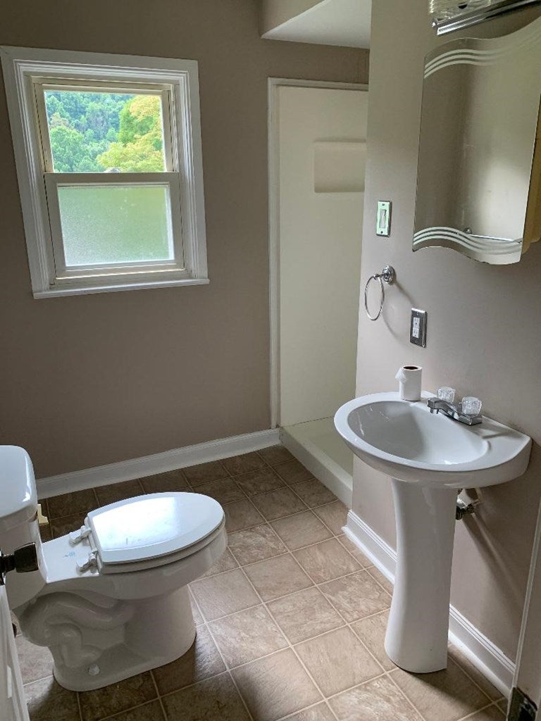 3232 Ridgecrest Road Bluefield, WV 24701 - Photo 8 of 15 Gallery Image 8