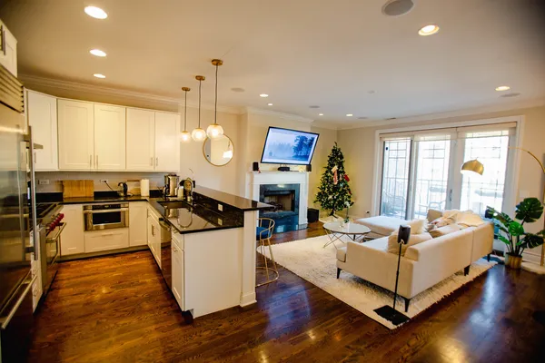 $5,000 | 843 West Fletcher Street, Unit 2W, Chicago, IL 60657