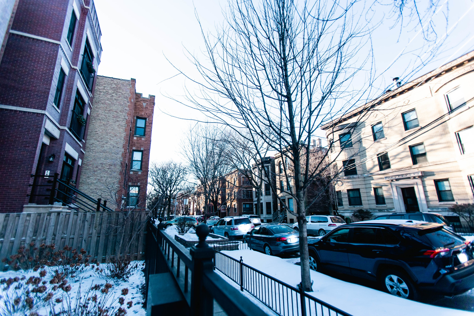 843 West Fletcher Street, Unit 2W Chicago, IL 60657 - Photo 5 of 35 a couple of cars parked in front of a brick building