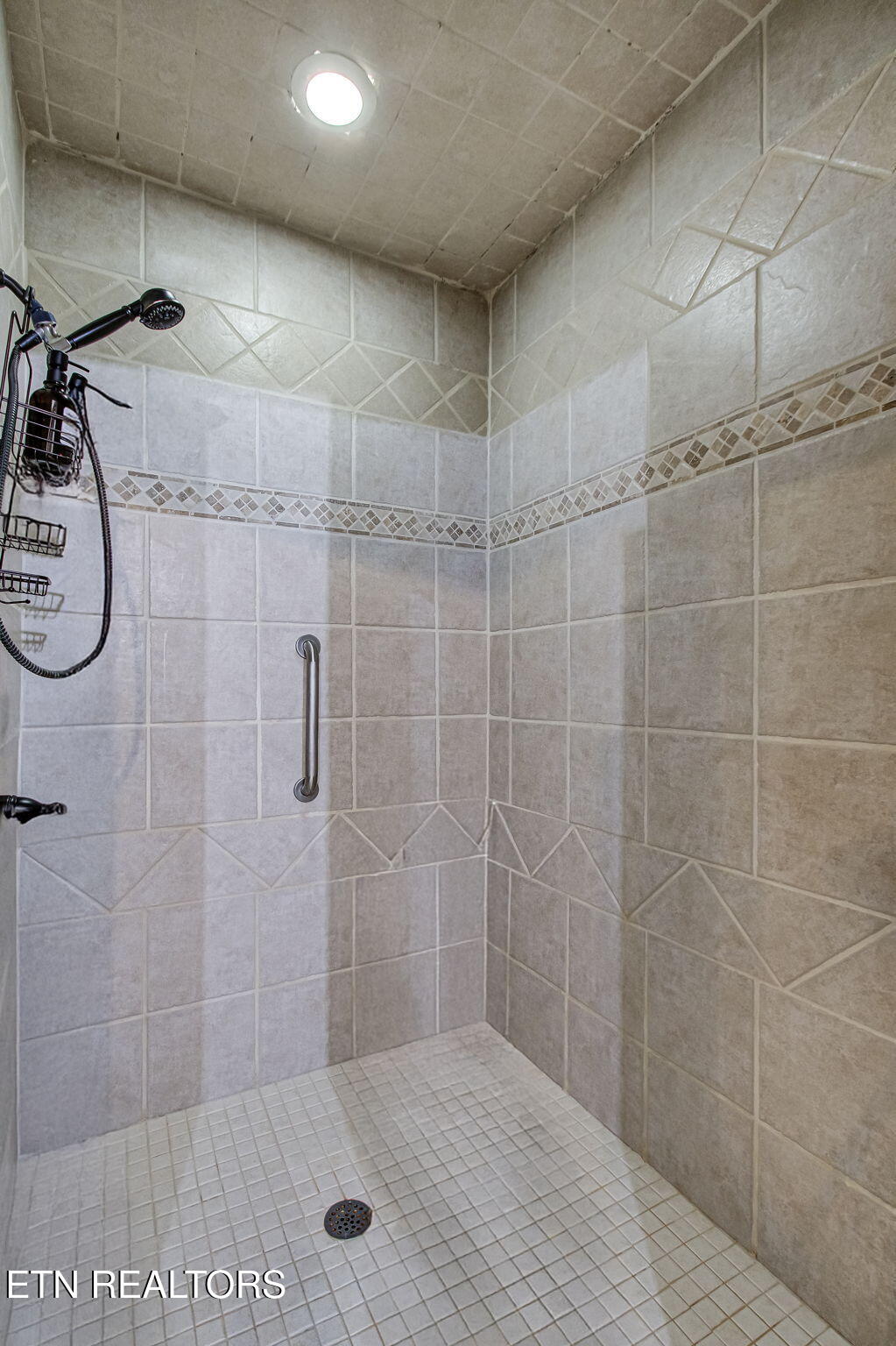 3148 Rocking Chair Lane Sevierville, TN 37862 - Photo 31 of 60 Large Tiled Shower.
