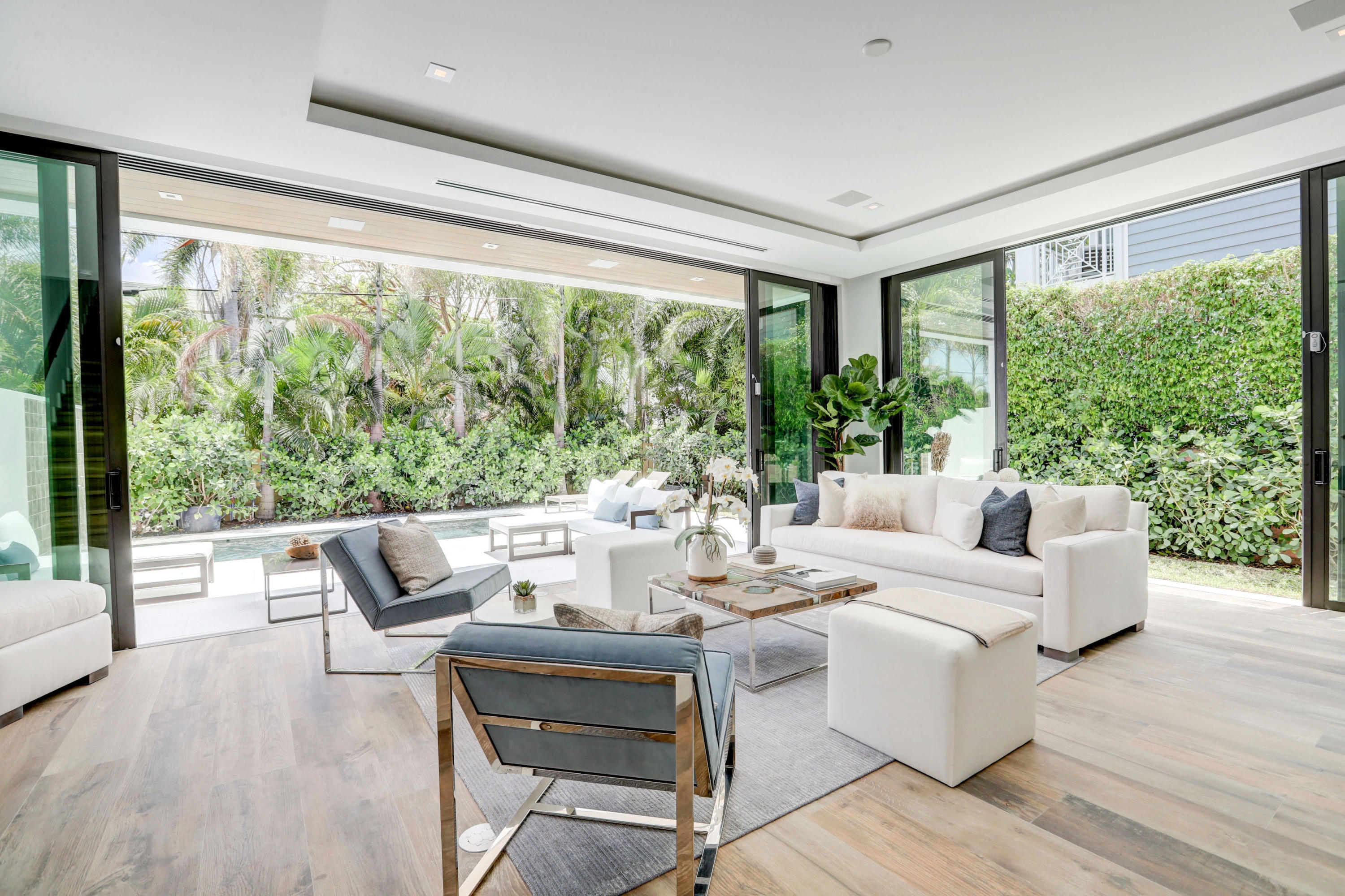 530 Northeast Wavecrest Way, Unit SOUTH Boca Raton, FL 33432 - Photo 11 of 26 Siting area