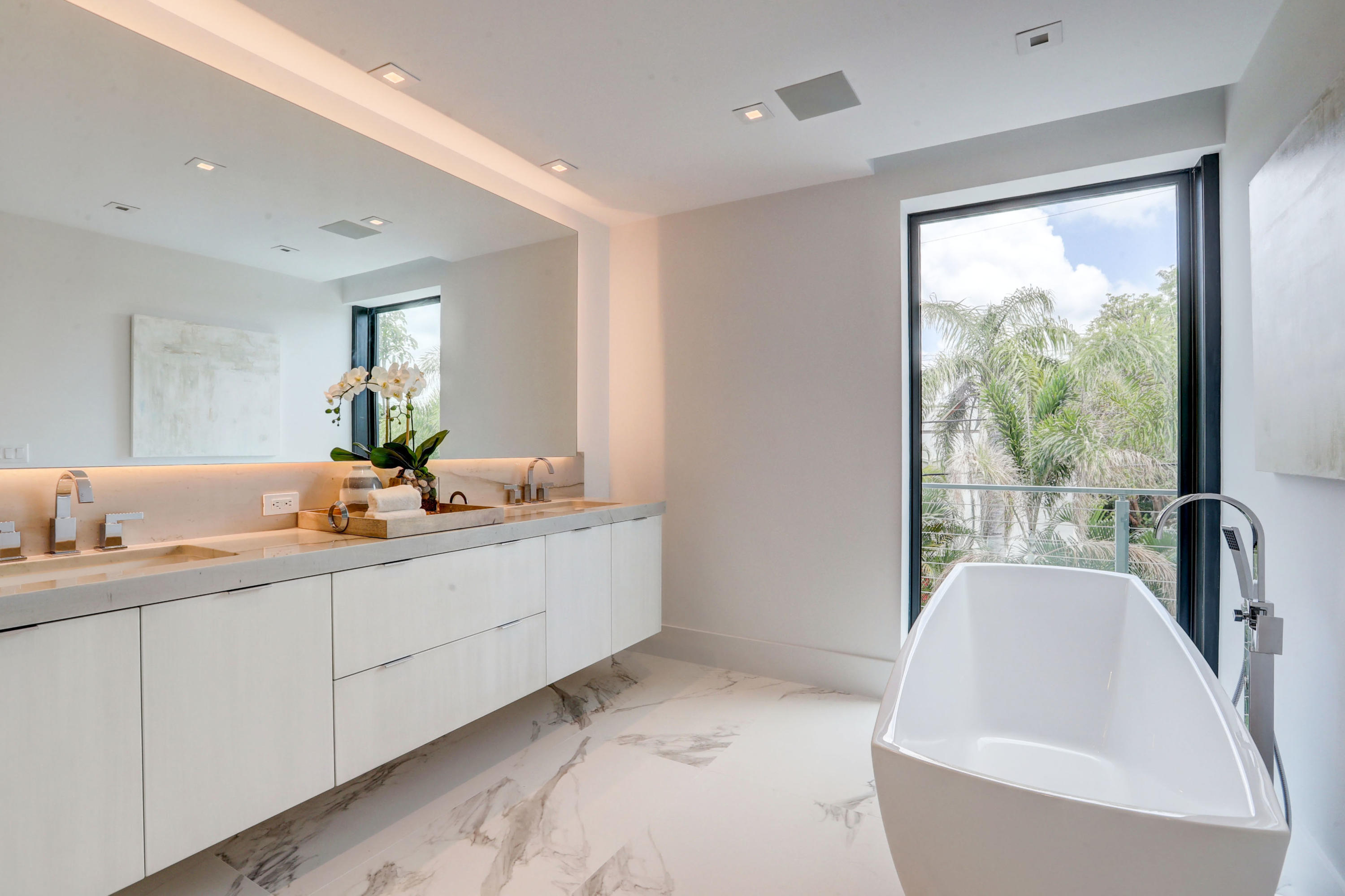 530 Northeast Wavecrest Way, Unit SOUTH Boca Raton, FL 33432 - Photo 14 of 26 Master Bathroom