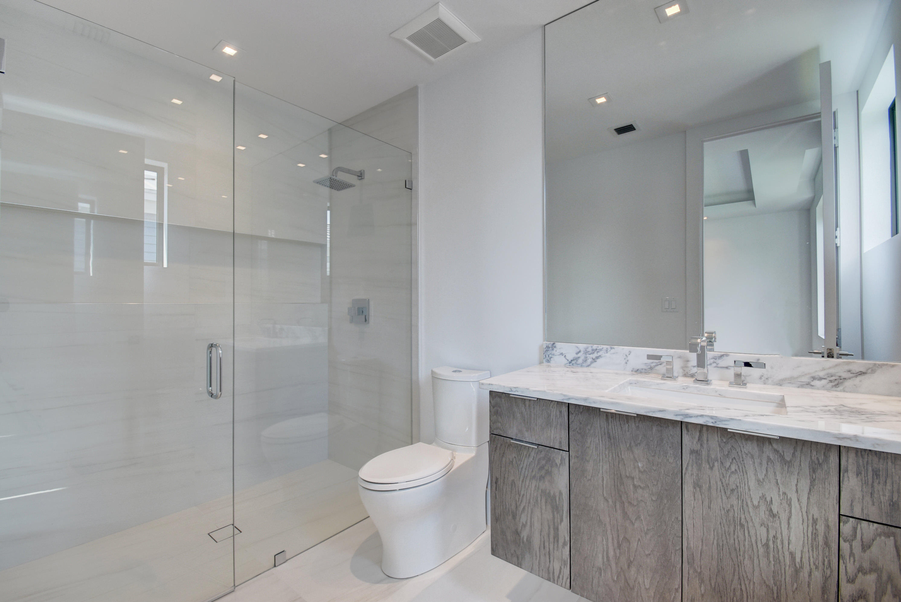 530 Northeast Wavecrest Way, Unit SOUTH Boca Raton, FL 33432 - Photo 18 of 26 Guest Bath 2 (31)