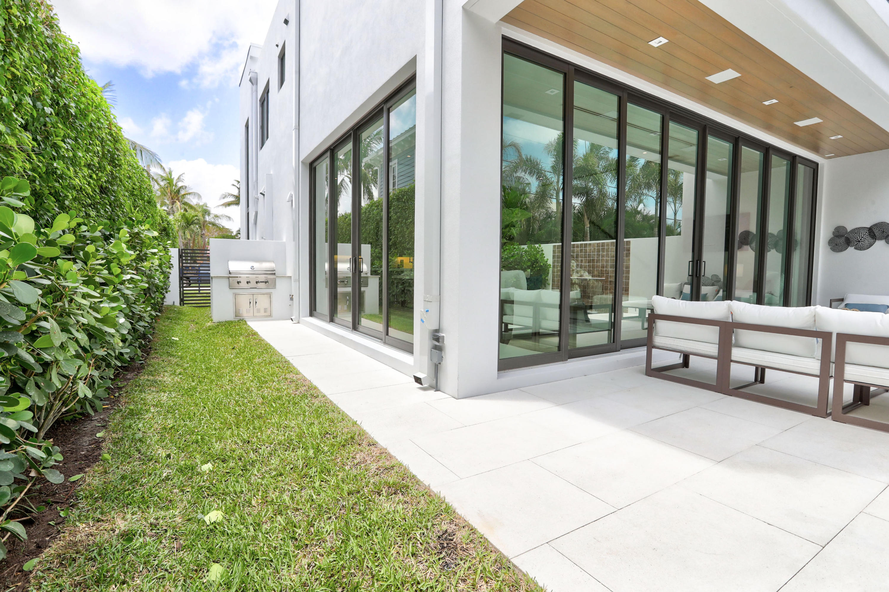 530 Northeast Wavecrest Way, Unit SOUTH Boca Raton, FL 33432 - Photo 22 of 26 Grill