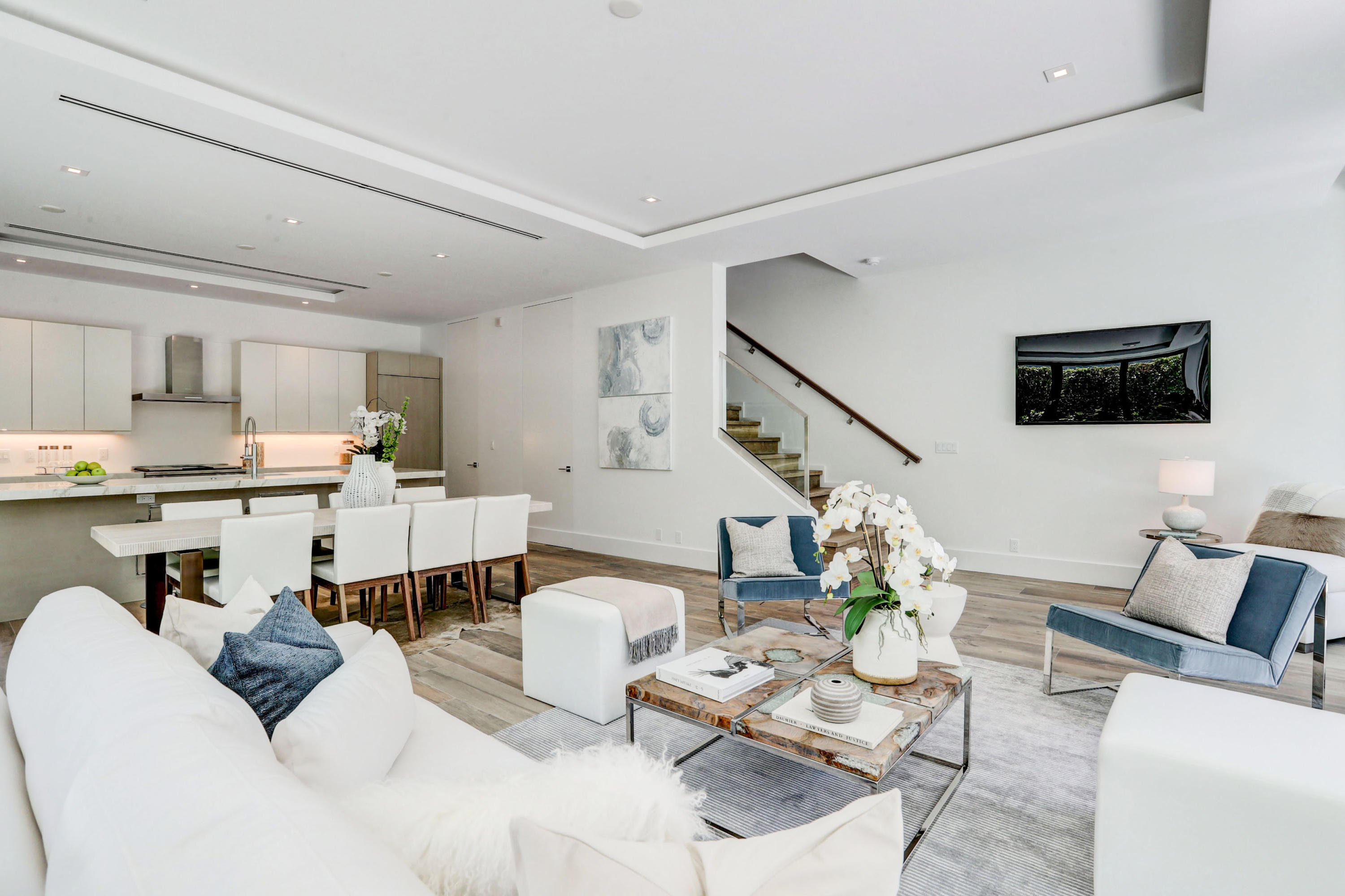 530 Northeast Wavecrest Way, Unit SOUTH Boca Raton, FL 33432 - Photo 4 of 26 Living Room