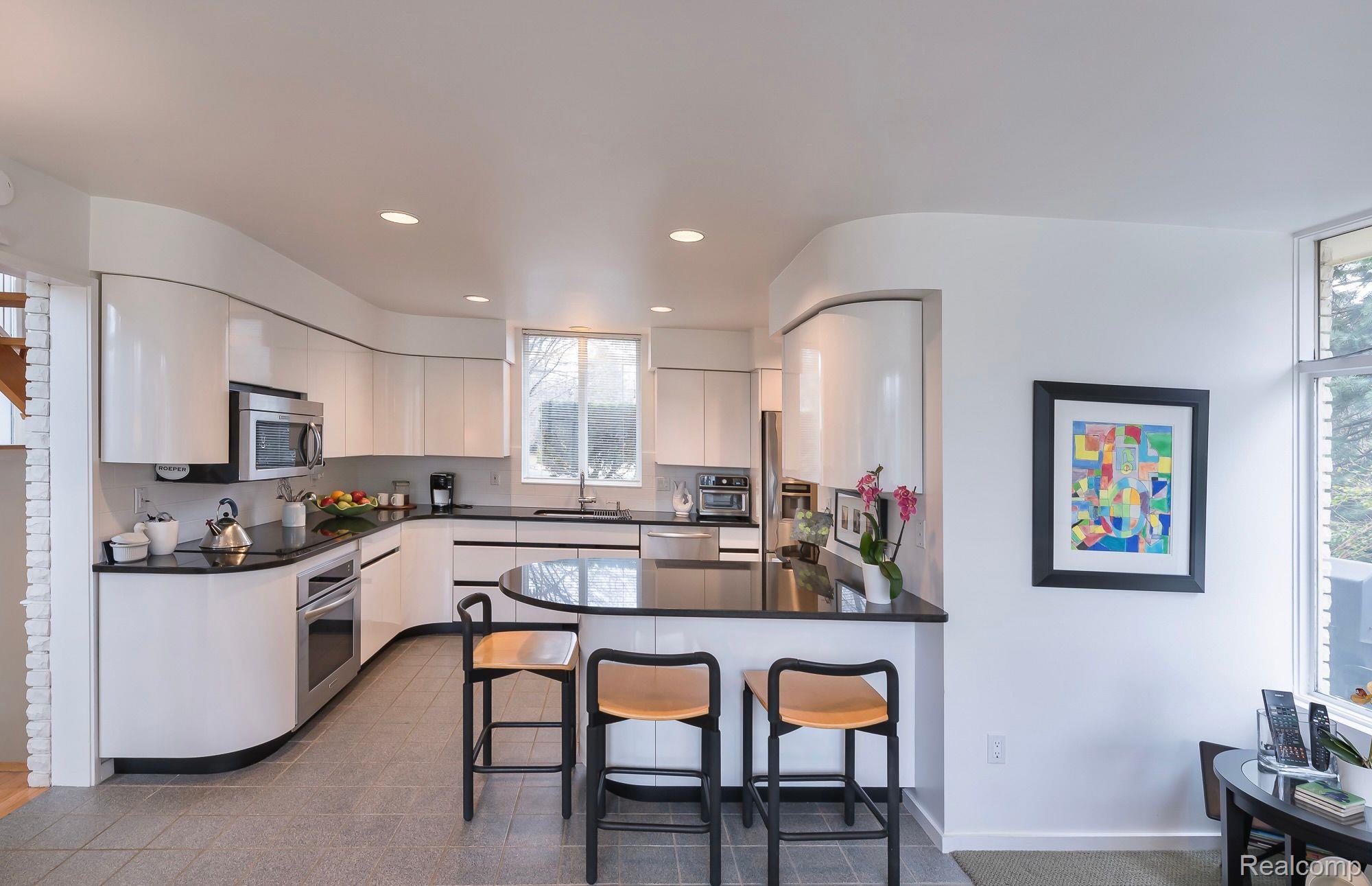3364 Greentree Road Bloomfield Hills, MI 48304 - Photo 9 of 25 Kitchen With Peninsula Seating
