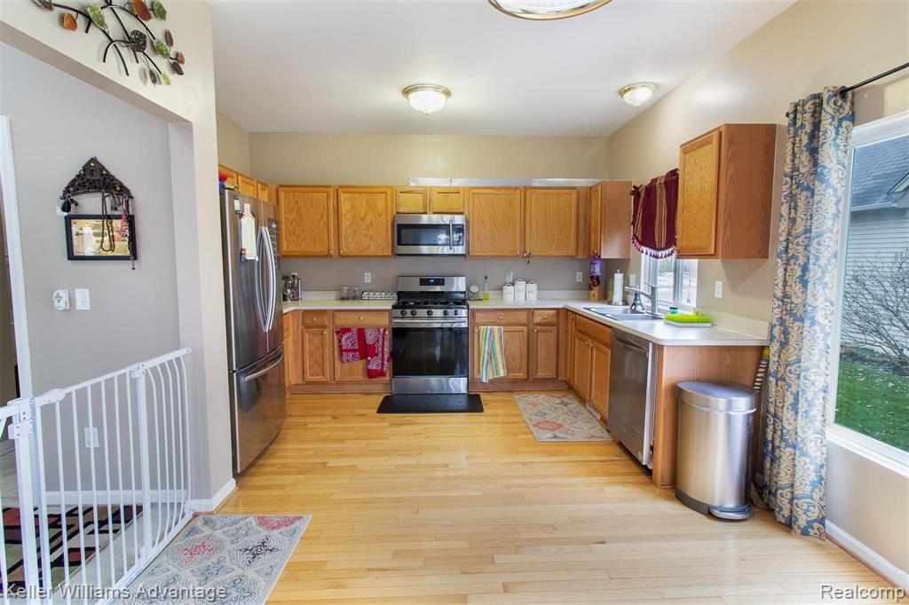 2052 Lagoon Drive Rochester, MI 48309 - Photo 4 of 32