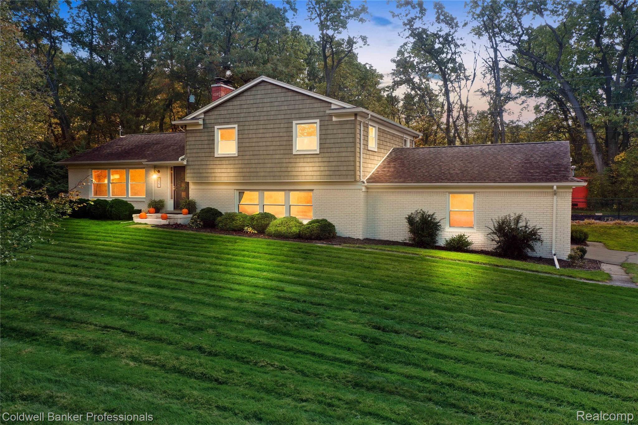 827 Brantford Road Rochester, MI 48306 - Photo 1 of 40 Twlight.jpg