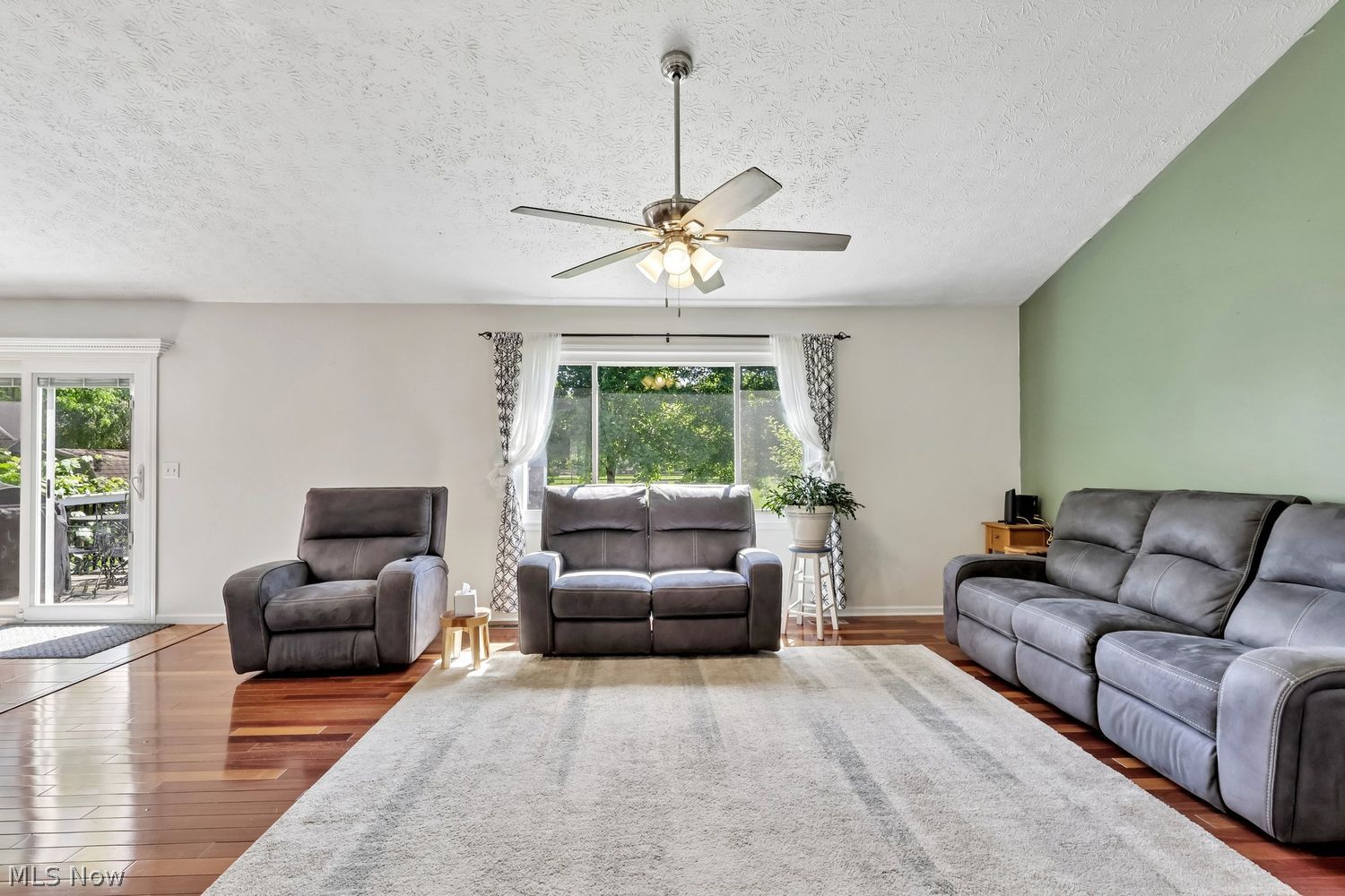 9180 Root Road North Ridgeville, OH 44039 - Photo 2 of 19 Living room