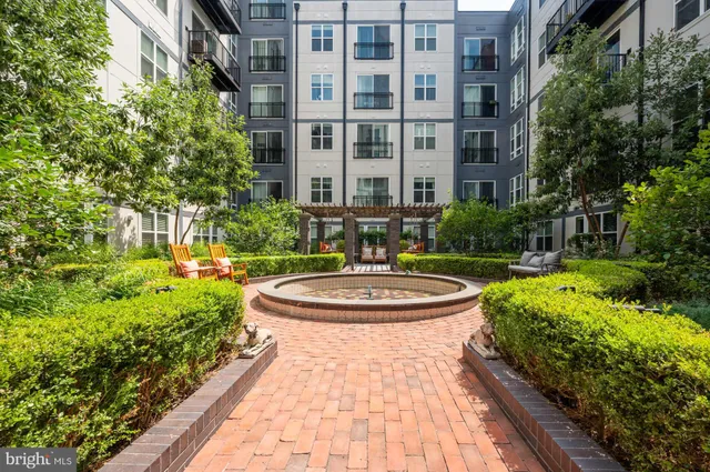a view of a fountain in front of a building