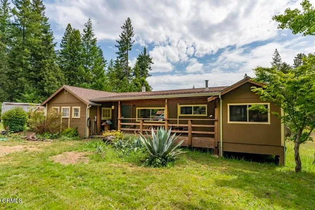 a view of a house with a backyard