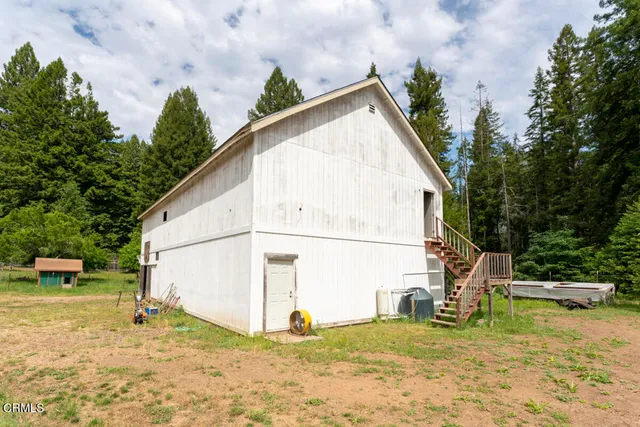 a view of a house with backyard
