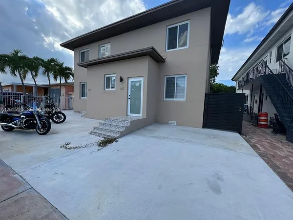 $1,800 | 943 79th Terrace, Unit 202, Miami Beach, FL 33141