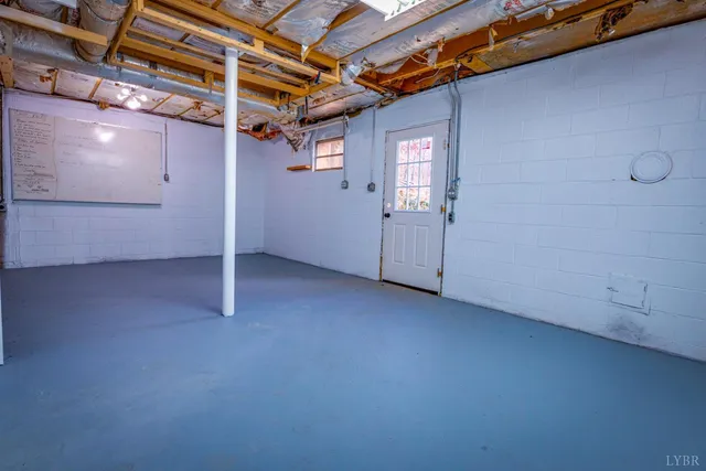 a view of empty room with ceiling fan