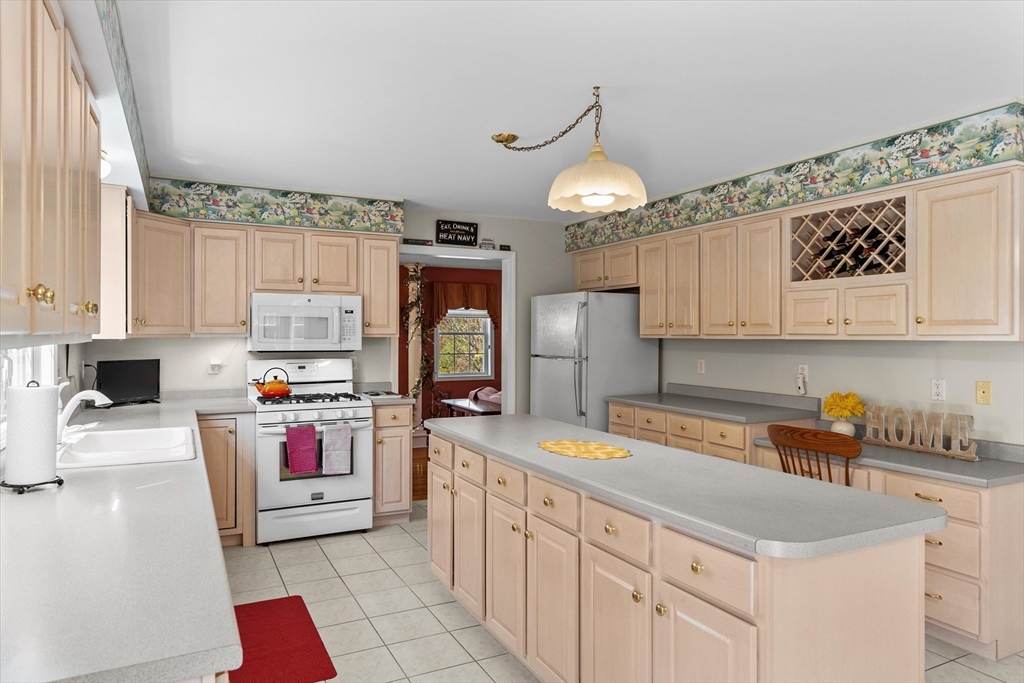 19 Bartlett Road Methuen, MA 01844 - Photo 4 of 42 Gallery Image 4