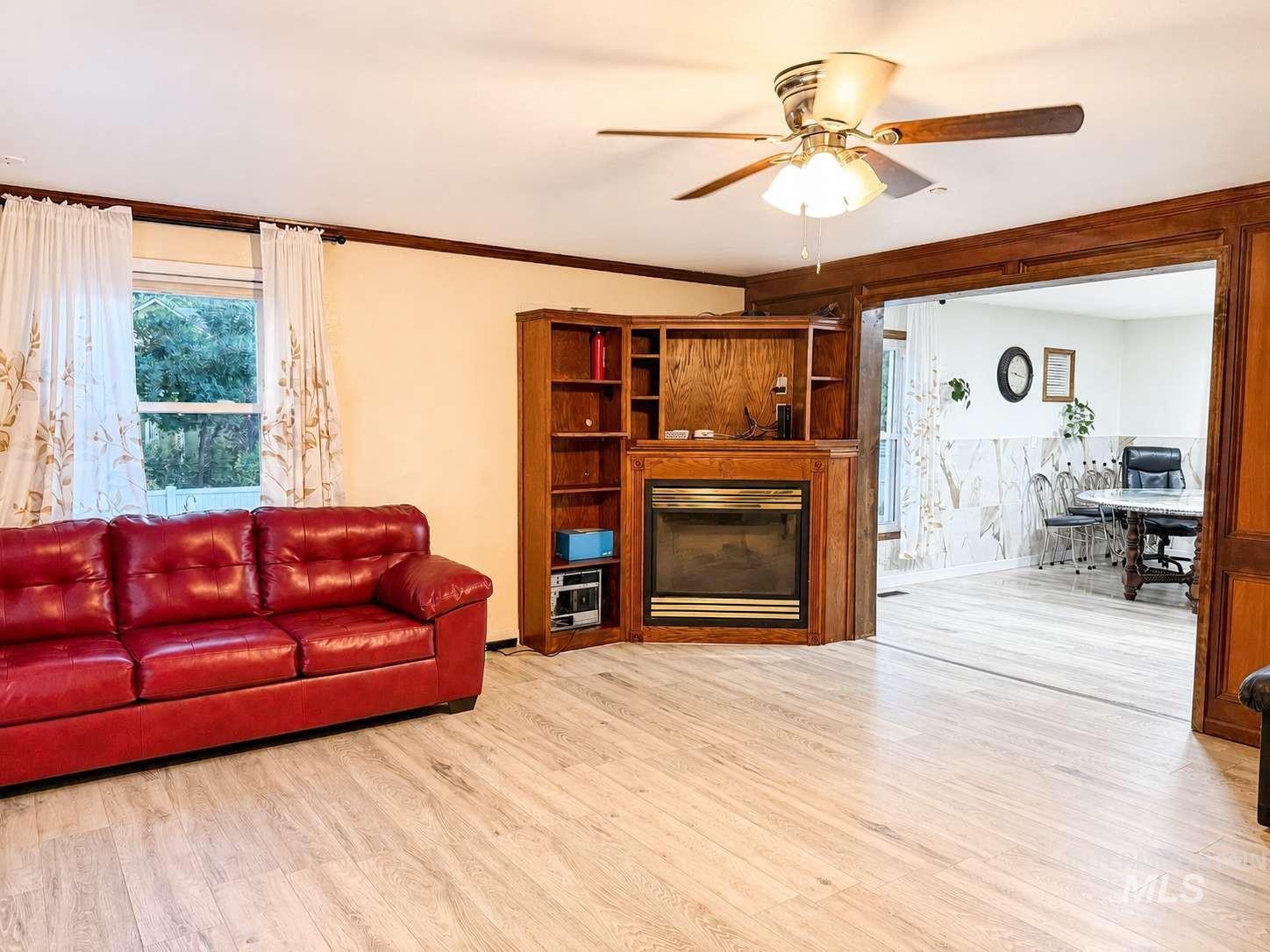 1158 South Powerline Road Nampa, ID 83686 - Photo 10 of 46 Living room