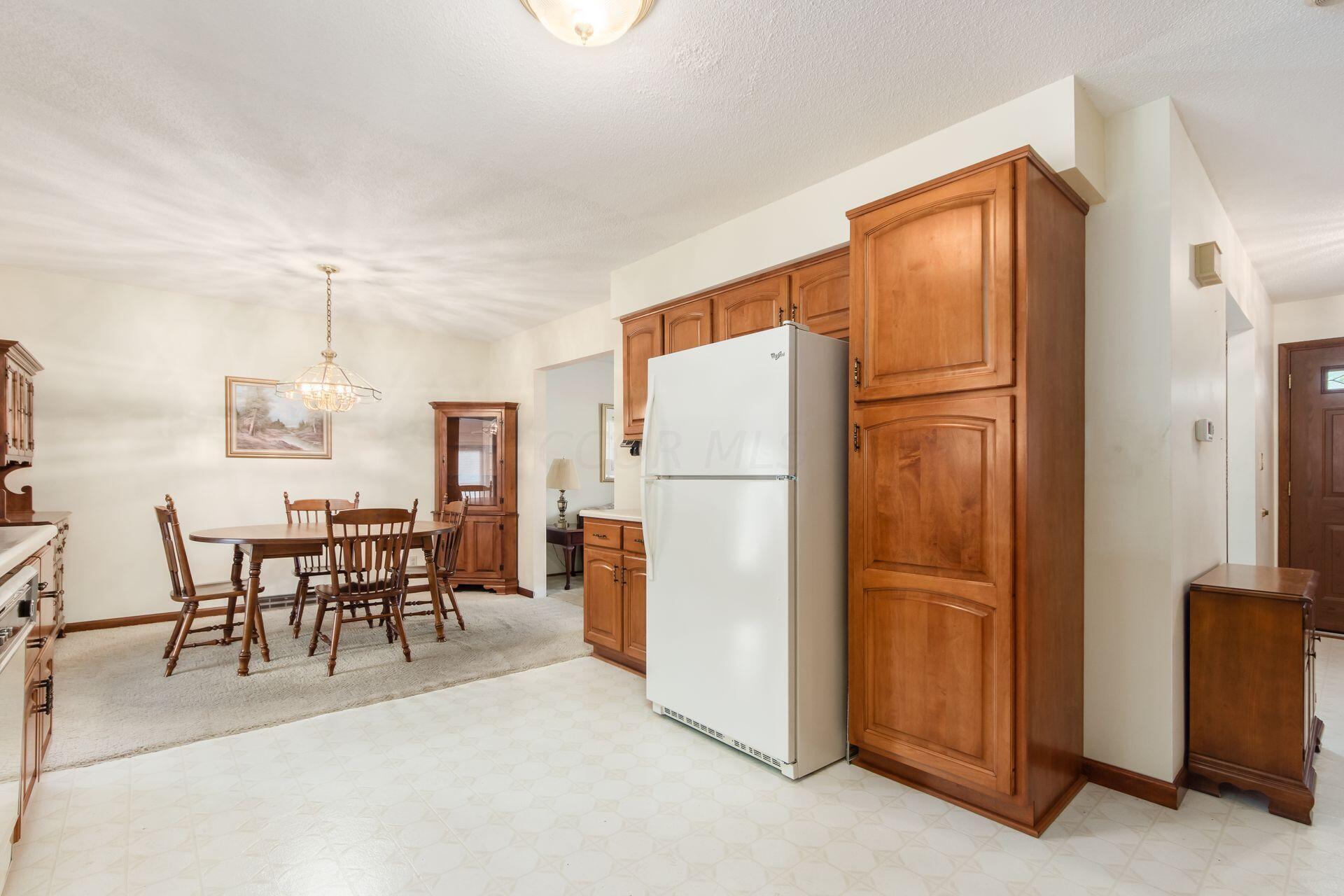 4811 Manitoba Road Columbus, OH 43229 - Photo 9 of 35 Kitchen