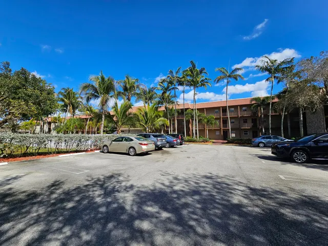 $1,900 | 120 Sparrow Drive, Unit 208, Royal Palm Beach, FL 33411